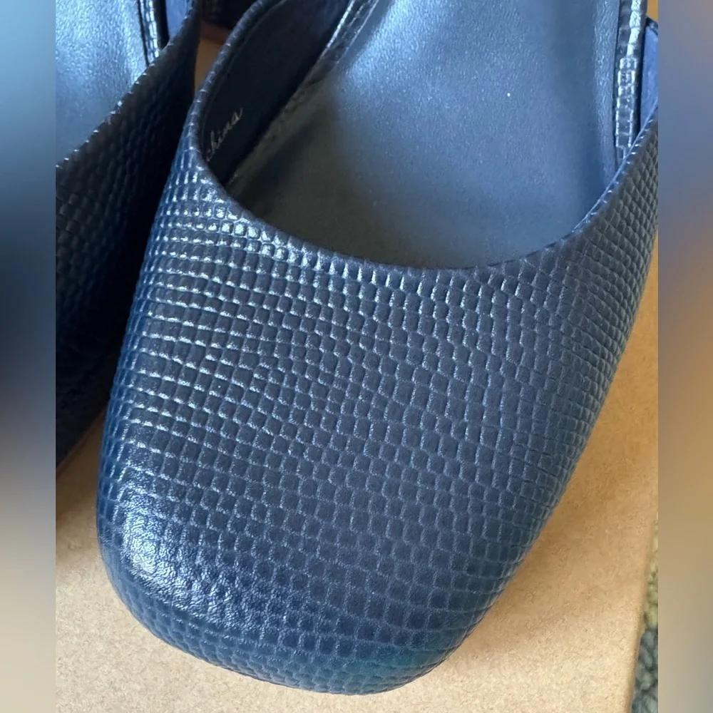 Charlotte Stone Fran platform heel in Navy texture leather Sz 10 never worn NIB